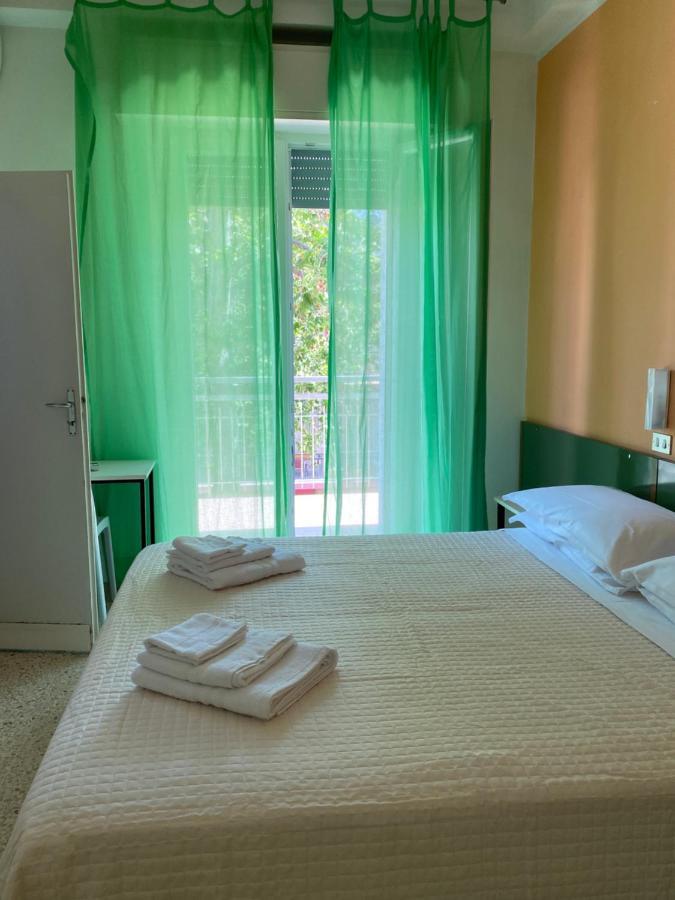 רימיני Hotel Nova Dhely מראה חיצוני תמונה
