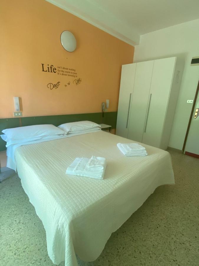 רימיני Hotel Nova Dhely מראה חיצוני תמונה