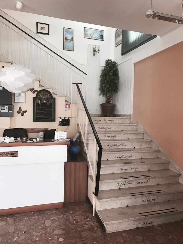 רימיני Hotel Nova Dhely מראה חיצוני תמונה
