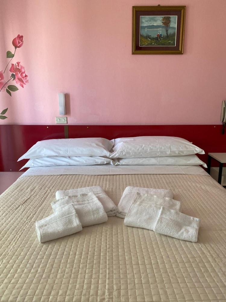 רימיני Hotel Nova Dhely מראה חיצוני תמונה