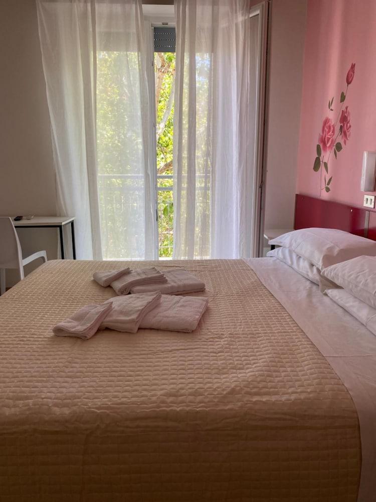רימיני Hotel Nova Dhely מראה חיצוני תמונה