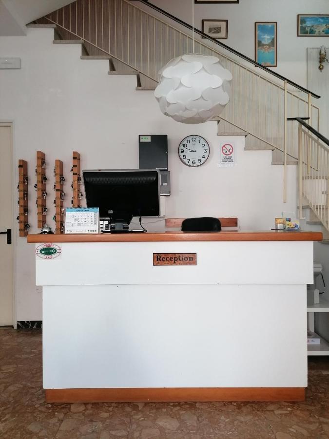 רימיני Hotel Nova Dhely מראה חיצוני תמונה