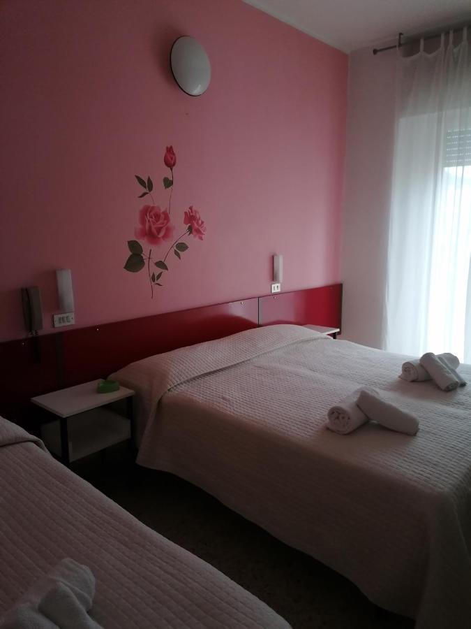 רימיני Hotel Nova Dhely מראה חיצוני תמונה
