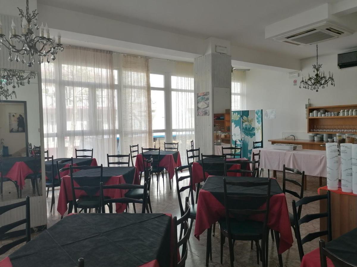 רימיני Hotel Nova Dhely מראה חיצוני תמונה