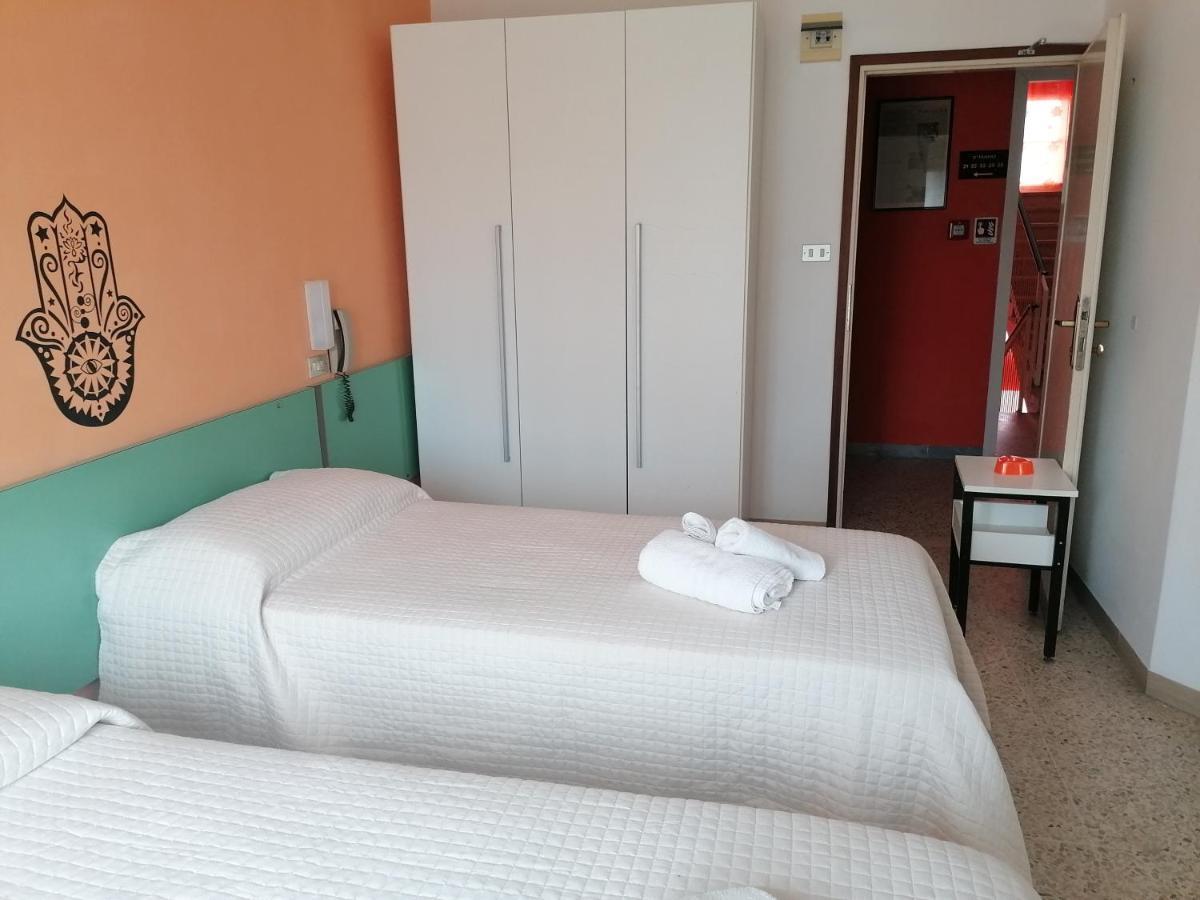 רימיני Hotel Nova Dhely מראה חיצוני תמונה
