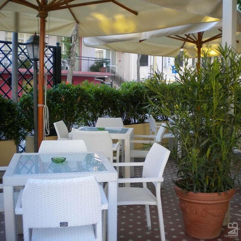 רימיני Hotel Nova Dhely מראה חיצוני תמונה