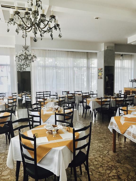רימיני Hotel Nova Dhely מראה חיצוני תמונה